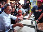 Pantau Pasar Sumedang, Mendag Zulhas Ungkap Stok Aman dan Harga Stabil