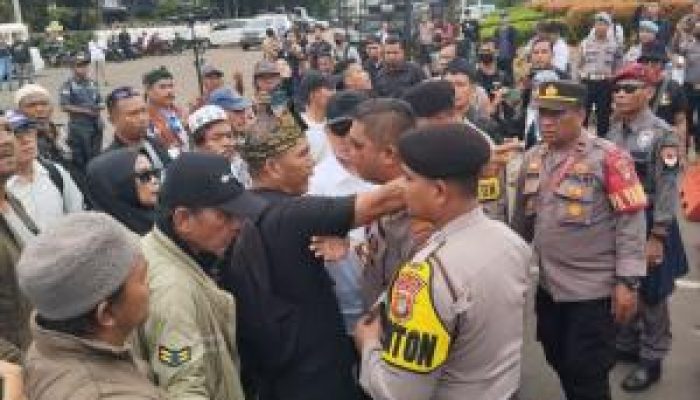 Pendemo Pro dan Kontra Pemenag Pemilu 2024 Saling Serang