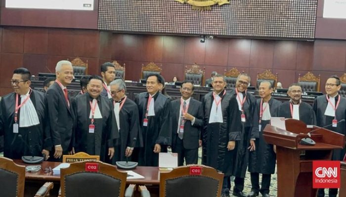 Ganjar-Mahfud Foto Bersama dan Salaman Dengan Tim Hukum Prabowo-Gibran