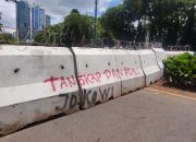 Kelompok Pemakzulan Presiden Joko Widodo Menolak Pemilu Curang Kembali Ujuk Rasa di Depan Kantor KPU