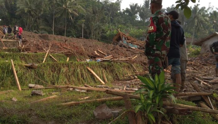 Akibat Longsor 10 Warga Kampung Gintung Hilang dan 25 Rumah Rusak Parah