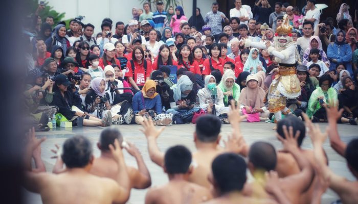 Seluruh Tim Red Sparks Menyaksikan Tari Kecak di Taman Mini Indonesia Indah