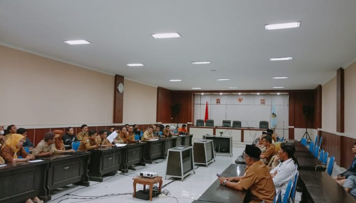 Ratusan Guru Honorer Seruduk Kantor Bupati Lotim Pertanyakan Terkait THR