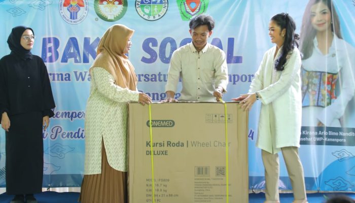 DWP Kemenpora RI Berikan Bantuan Kursi Roda Kepada SLB YDBA Cibening