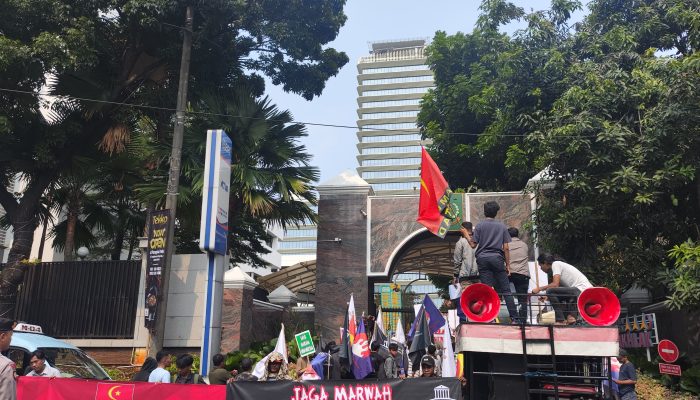 Ratusan Massa Lakukan Aksi Demo di Gedung Kejagung Menyuarakan Kekecewaan Terhadap Dugaan Praktik Korupsi