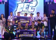 Menpora Dito Serahkan Award Kepada Peraih Most Valuable Player Pada Acara AEC 2024