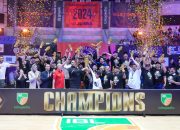 Menpora Dito Serahkan Piala Kepada Juara IBL Tokopedia 2024