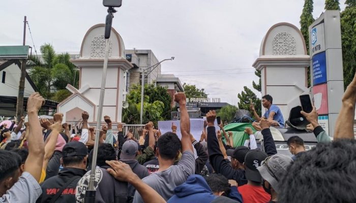 Tolak Pemasangan VMS, Para Nelayan Lombok Timur Lakukan Demonstrasi di DPRD NTB