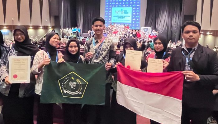 Enam Siswa MAN 1 Medan Raih Medali Perak di Ajang WYIE 2025 di Malaysia