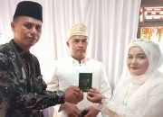 Penghulu Seberangi Sungai Nikahkan Pasangan di Pasaman