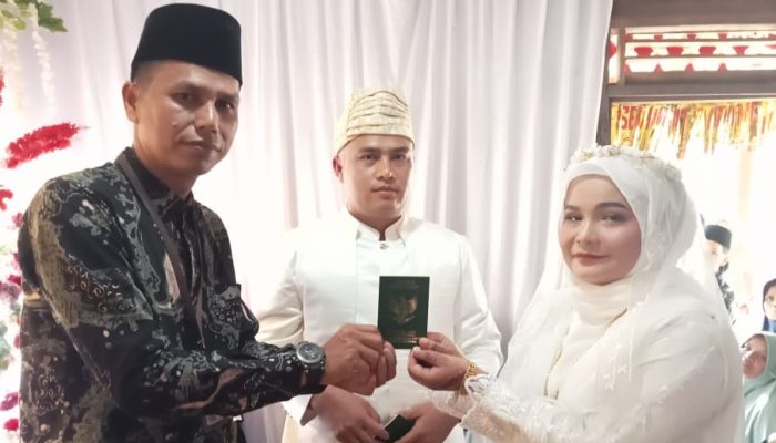 Penghulu Seberangi Sungai Nikahkan Pasangan di Pasaman